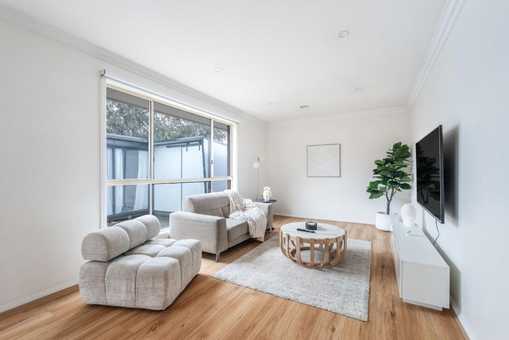 Brooklyn House | The Westside Base - Spacious Home & Separate Cabin