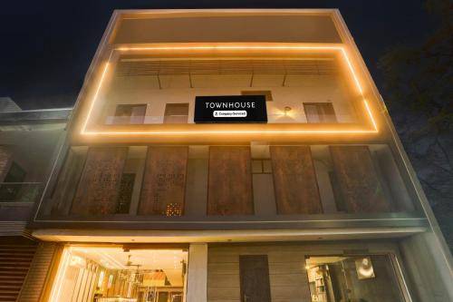 Ludhiana Hotel | Townhouse by OYO Haibowal Chowk Near DMC
