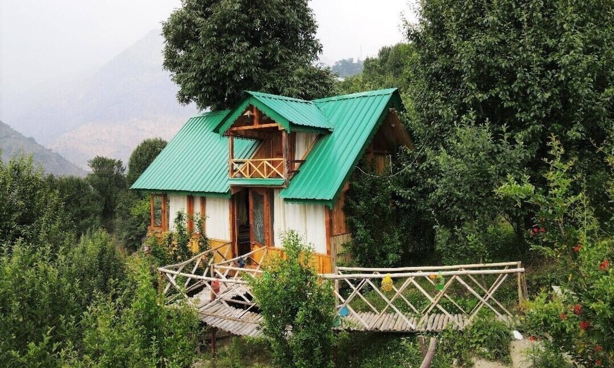 Banjar Ski Chalet | Unique Tree House with Bathtub & Panoramic Himalayan Views