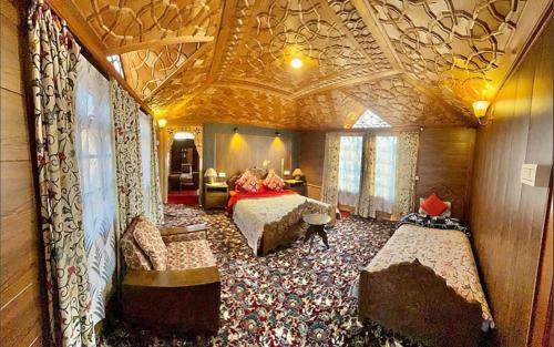 Sudarbal Boat Rental | Vanda Heritage Houseboats