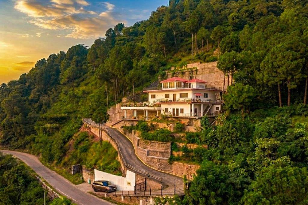 Sabathu Villa | Villa Woodside Meadows by VEO - Hilltop cabin with Jacuzzi, Kasauli