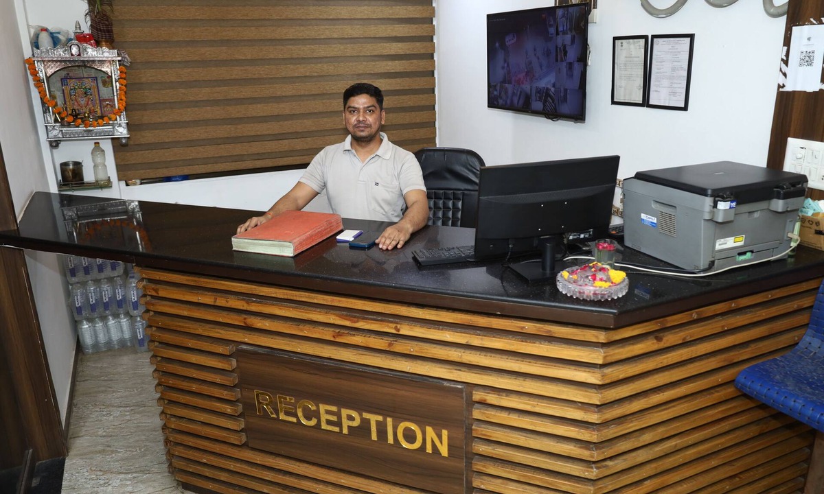 Maninagar Hotel | Welcoming 11-bedroom hotel with AC in vibrant Ahmedabad