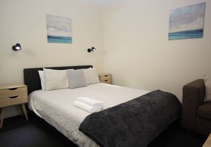 ❤ RESORT POOLSIDE STUDIO - WALK TO BEACH, BARS, RESTAURANTS, CAFES, CINEMAS ❤ in Mandurah