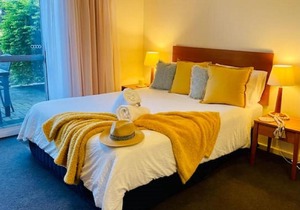 Studio apartment with queen bed in Apollo Quay in Mandurah