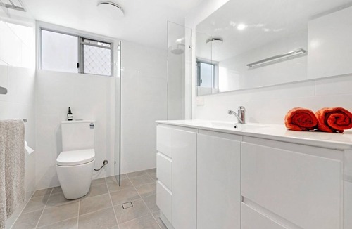 Chermside Apartment | 2 Bed/2 Bath Apt, Walk to Westfield, Hospitals