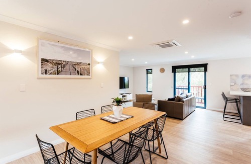 Middleton Beach Apartment | 2 Bedroom King Bed spa fully self contained