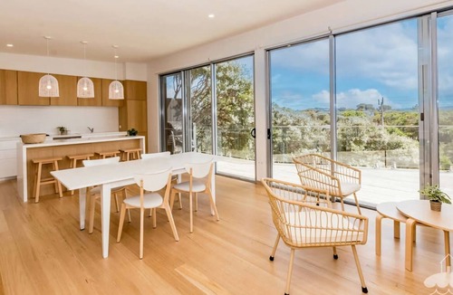 Sandy Point House | 28 Ennisvale Ave