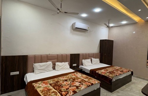 Amritsar Hotel | 5 min walk to Golden Temple. 6 rooms, 8 baths. Call +91 7973545479 today now.