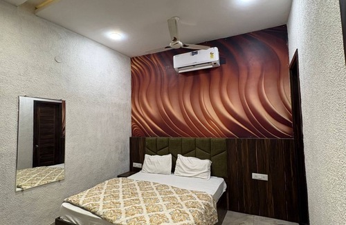 Amritsar Hotel | 5 min walk to Golden Temple. 6 rooms, 8 baths. Call +91 7973545479 today now.