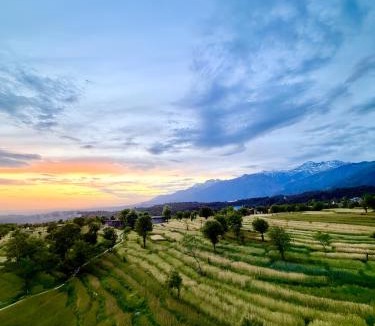 Suja House | Aahista Stays- Mountain view homestay