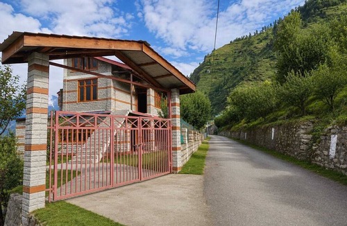 Manali House | Abobe of Four Bellas - Your Pawsome Himachal Escape | Hallan Valley