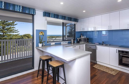 Singleton House | Absolute Beachfront! 2 Storey Beach House! 4 Bedrooms, 2 Kitchens. Pet friendly!