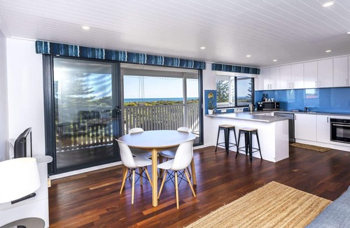 Singleton Apartment | Absolute beachfront! Newly renovated Hamptons style. PET FRIENDLY & free WIFI!