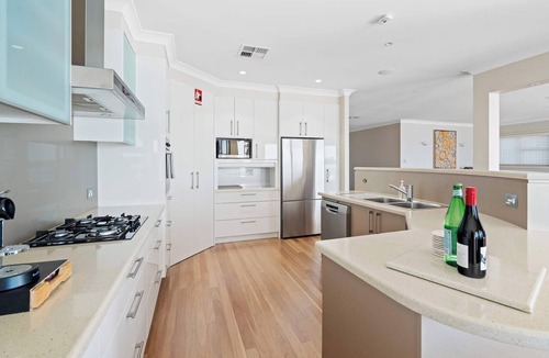 Point Clare House | Absolute Waterfront. Pool. Heated Spa. Sleeps 10