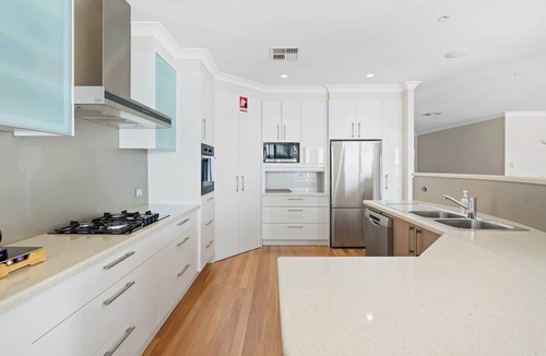 Point Clare House | Absolute Waterfront. Pool. Heated Spa. Sleeps 10