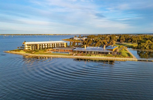 Yarrawonga House | Absolute Waterfront - Silverwoods Luxury Lake House