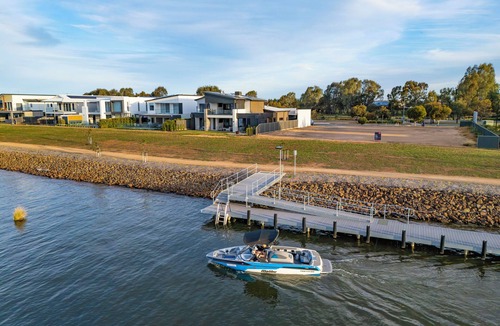Yarrawonga House | Absolute Waterfront - Silverwoods Luxury Lake House