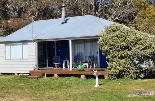 Silverwater House | Absolute waterfront Lake House
