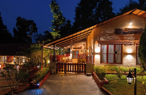 Virarajendrapet House | Alaya Stay Twisted Tree with Pool