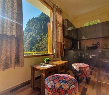 Old Manali Hotel | Alooma Valley View Stays