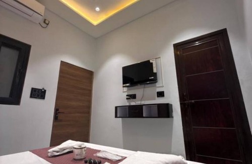 Chandauli Bed & Breakfast | Asahi Palace- Room 1 - bed & breakfast with AC in Varanasi