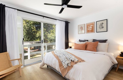 Narrawallee House | Barney's Beach House - A Haven of Comfort and Style
