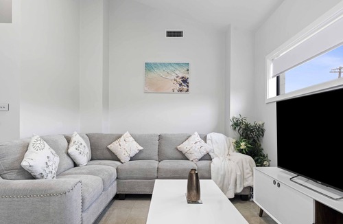 Redhead House | Beachside spacious home w/ 8 BR