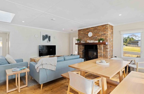 Bendalong House | Bendalong Beachside has ocean glimpses