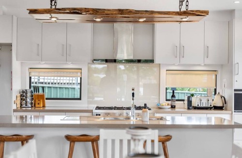 Eaglehawk House | Bendigo Lakeside - settle into your lakeside haven