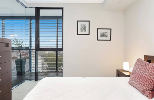 Camperdown Apartment | Camperdown 1 bdrm with car park, gym & pool