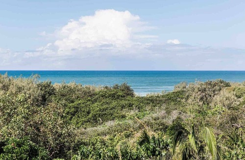 Castaways Beach House | Castaways Beach house Noosa.Beachfront,pool,tennis