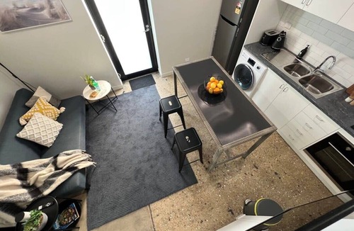 Devonport Apartment | Central Devonport 1 Bedroom Loft Apmnt & Ai/C
