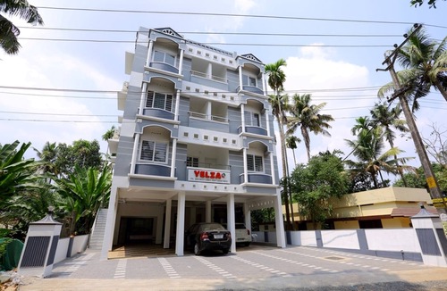 Alwaye Apartment | Charming KING Bed Suite 2Min To Rajagiri Hospital