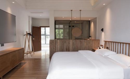 Yongding House | Cloudspire Haven-Cliffside Coffee-Beautiful Sunrise