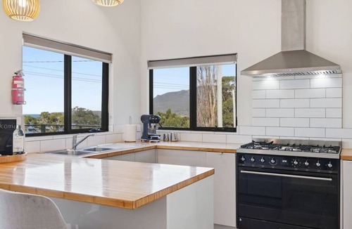 Eaglehawk Neck House | Coastal 2BR Escape, Steps to Beach, Dining and Bar