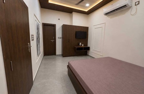 Mathura Bed & Breakfast | Comfort & Convenience Near Shri Krishna Janmabhoomi Temple
