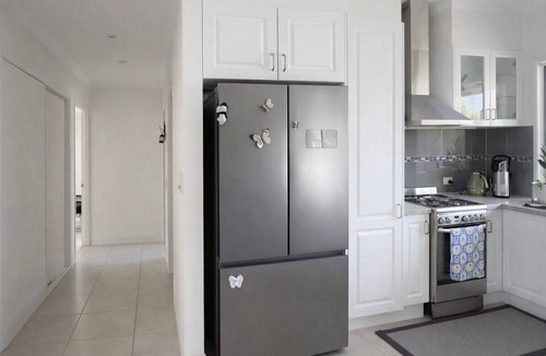 Munruben House | Comfortable 2-Bedroom Unit with A/C, Kitchen, and Large-Screen TV — Plus Parking