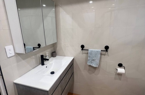 Molendinar Apartment | Conveniently Located Unit With A Pool