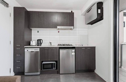 Box Hill Apartment | Cozy Studio w/Kitchen | Steps to Rail & Dining