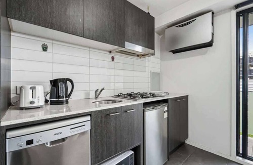 Box Hill Apartment | Cozy Studio w/Kitchen | Steps to Rail & Dining