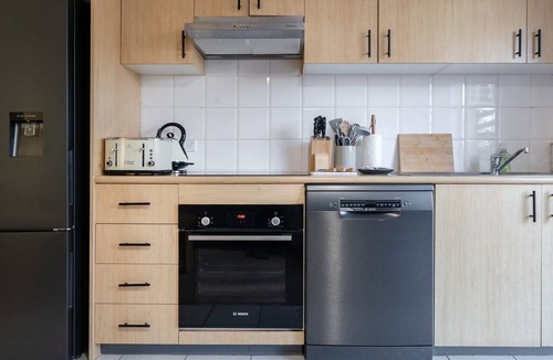 Crows Nest Apartment | Crows Nest Studio | Balcony, Bath & City Access