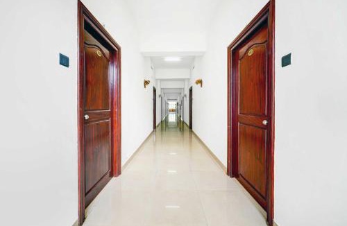 Peringandoor Hotel | [Day Stay - 8 AM to 8 PM] Collection O Thrissur Near Thrissur Medical College