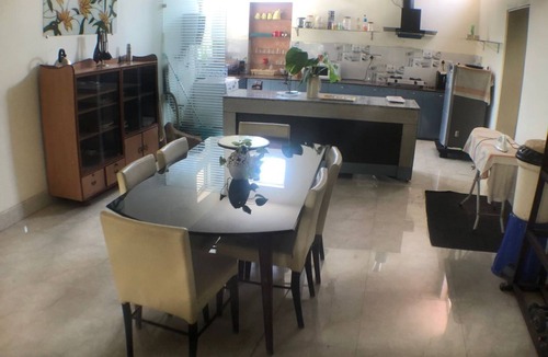 Bhubaneshwar Villa | Dayanadi: Elegant Sunlit room @Nabagunjara Terrace