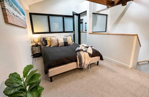 Devonport Apartment | Devonport Loft Apartment AC Great Location!