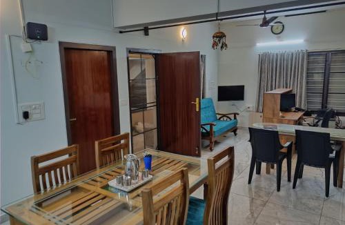 Thiruvananthapuram Bed & Breakfast | Dwaraka Serviced Villa - Near Sree Padmanabha Swamy Temple, Trivandrum -AC Rooms & Parking