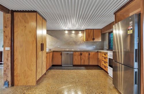Wharparilla House | Echuca Riverfront Holiday Home with private pontoon and river access- Banyandah