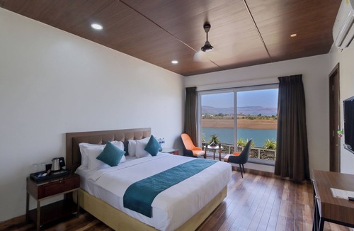 Rajgurunagar Hotel | Elegant Waterfront Resort