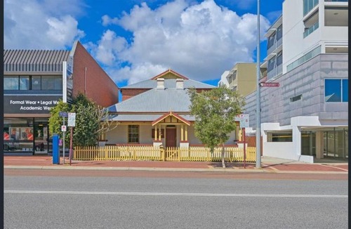 Perth Hostel | Emu Backpackers Perth - note - Valid Passport required for check in