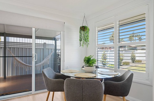 Caves Beach House | Escape@cavesbeach - Coastal getaway less than 10 mins walk to the beach.