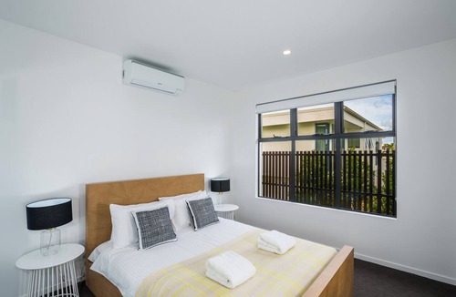 Bulimba Apartment | Executive 2BR Bulimba Apartment Across from the Park on Oxford St